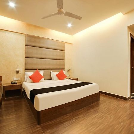 Capital O 61351 Waii International Hotel Bhalukpung Eksteriør billede