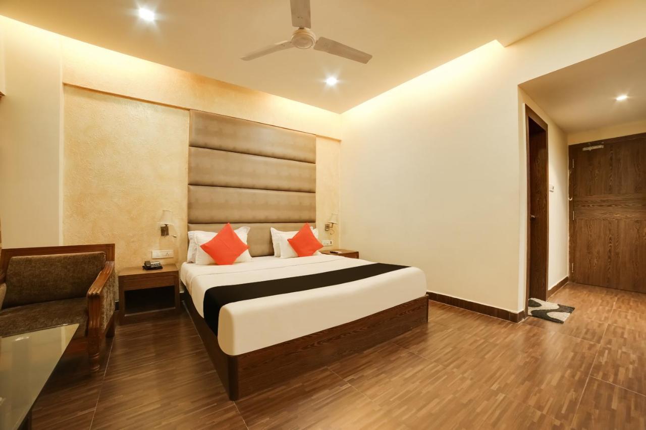 Capital O 61351 Waii International Hotel Bhalukpung Eksteriør billede