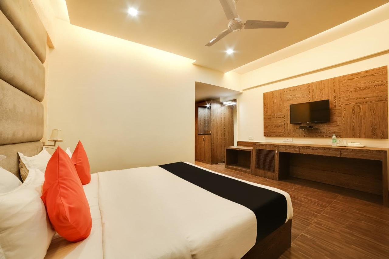 Capital O 61351 Waii International Hotel Bhalukpung Eksteriør billede