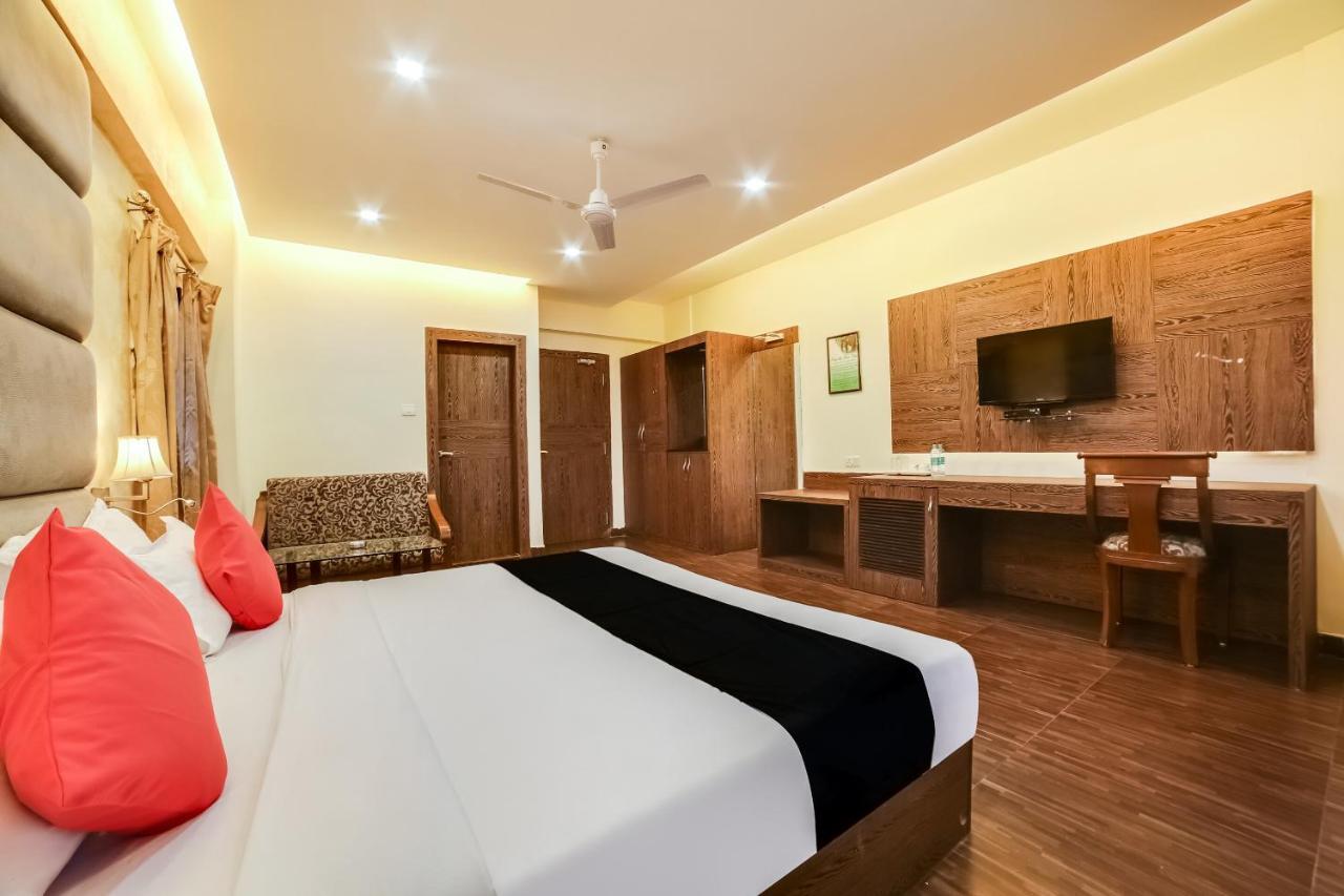 Capital O 61351 Waii International Hotel Bhalukpung Eksteriør billede