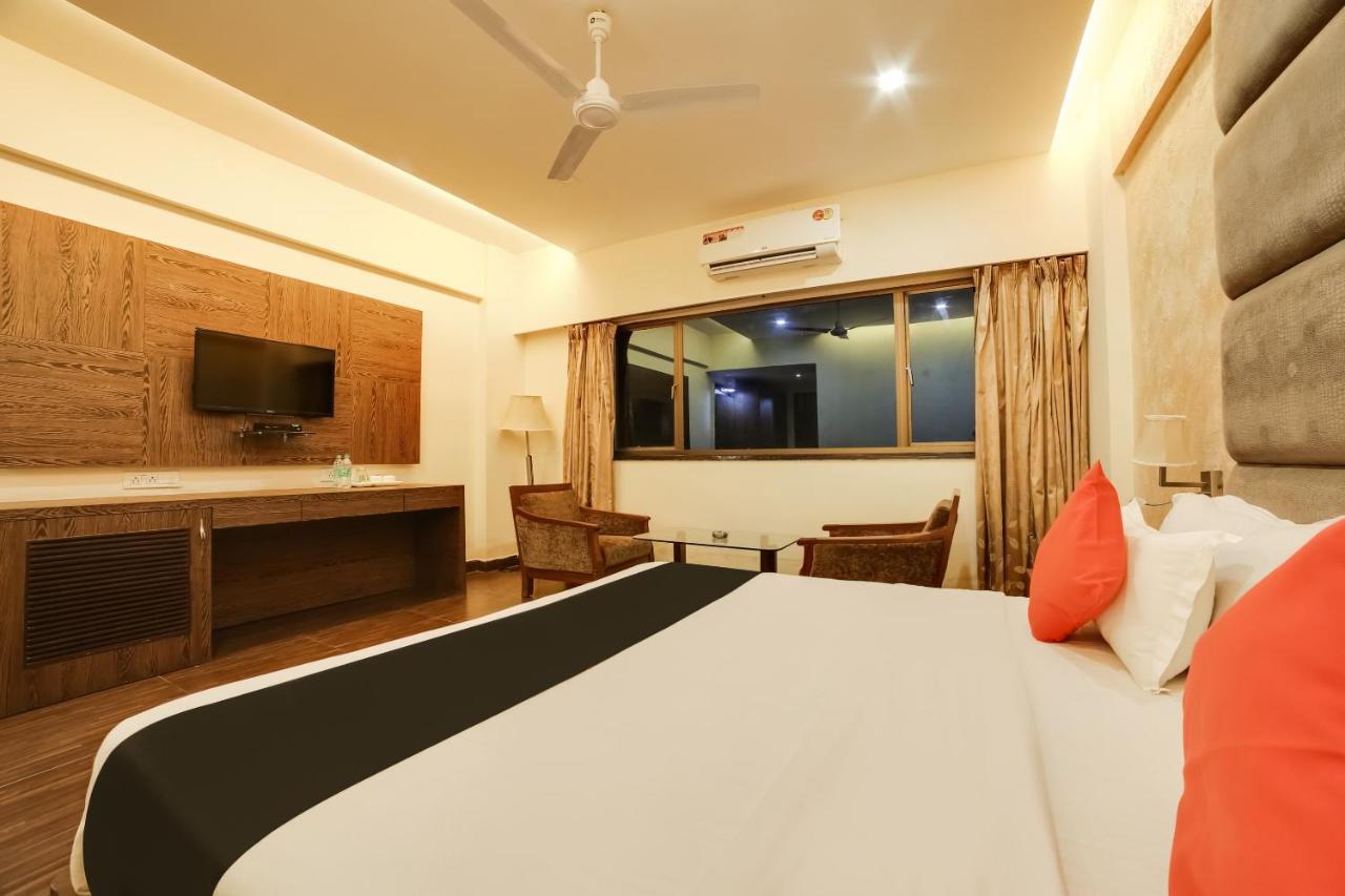 Capital O 61351 Waii International Hotel Bhalukpung Eksteriør billede