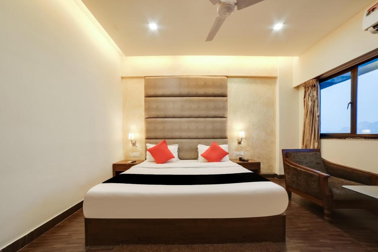 Capital O 61351 Waii International Hotel Bhalukpung Eksteriør billede