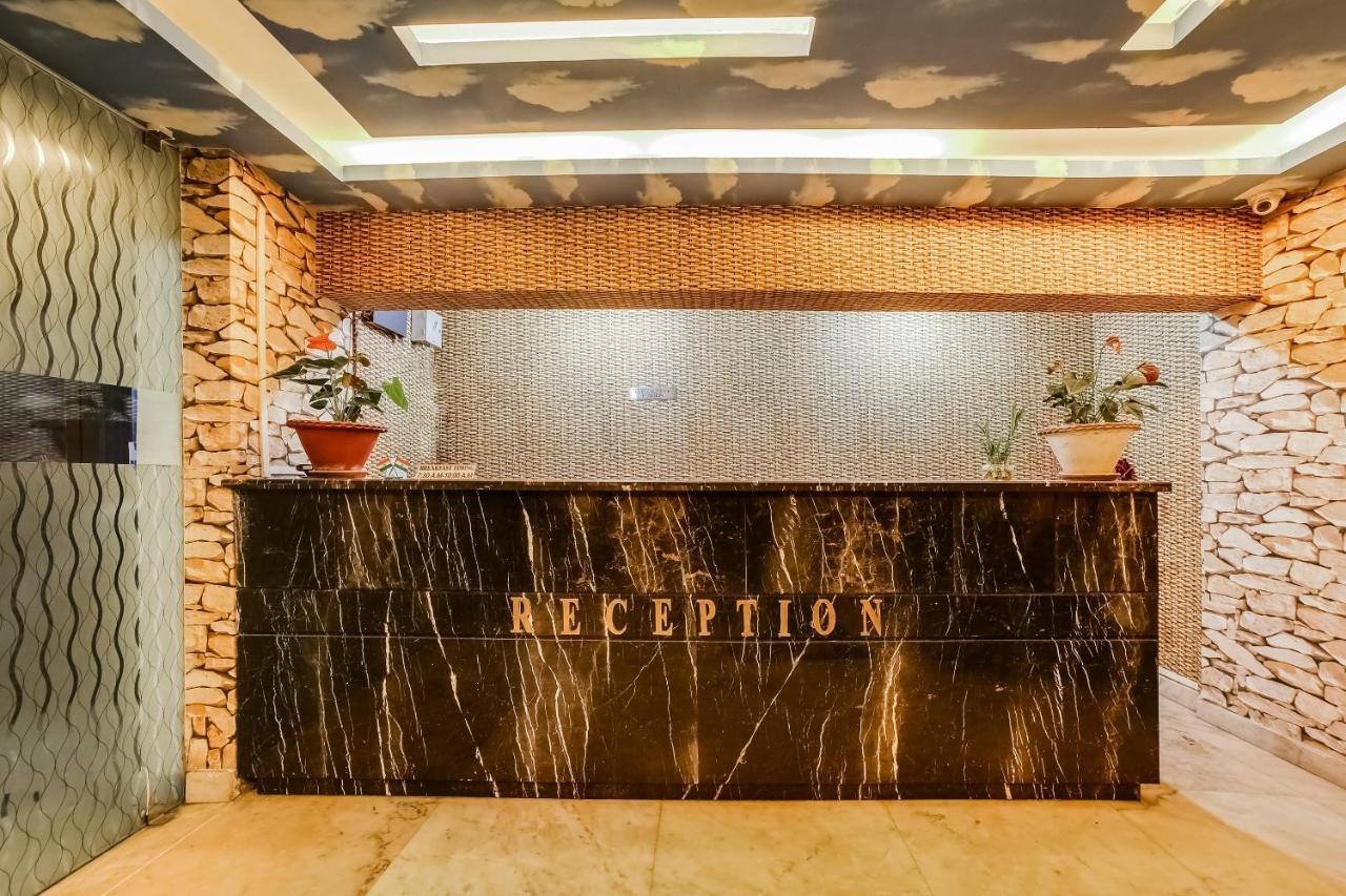 Capital O 61351 Waii International Hotel Bhalukpung Eksteriør billede