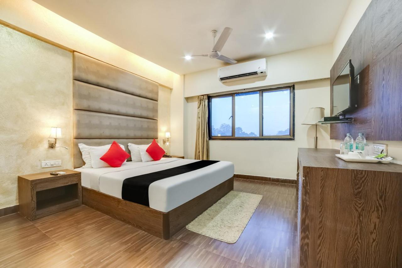 Capital O 61351 Waii International Hotel Bhalukpung Eksteriør billede