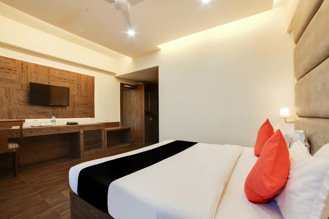 Capital O 61351 Waii International Hotel Bhalukpung Eksteriør billede
