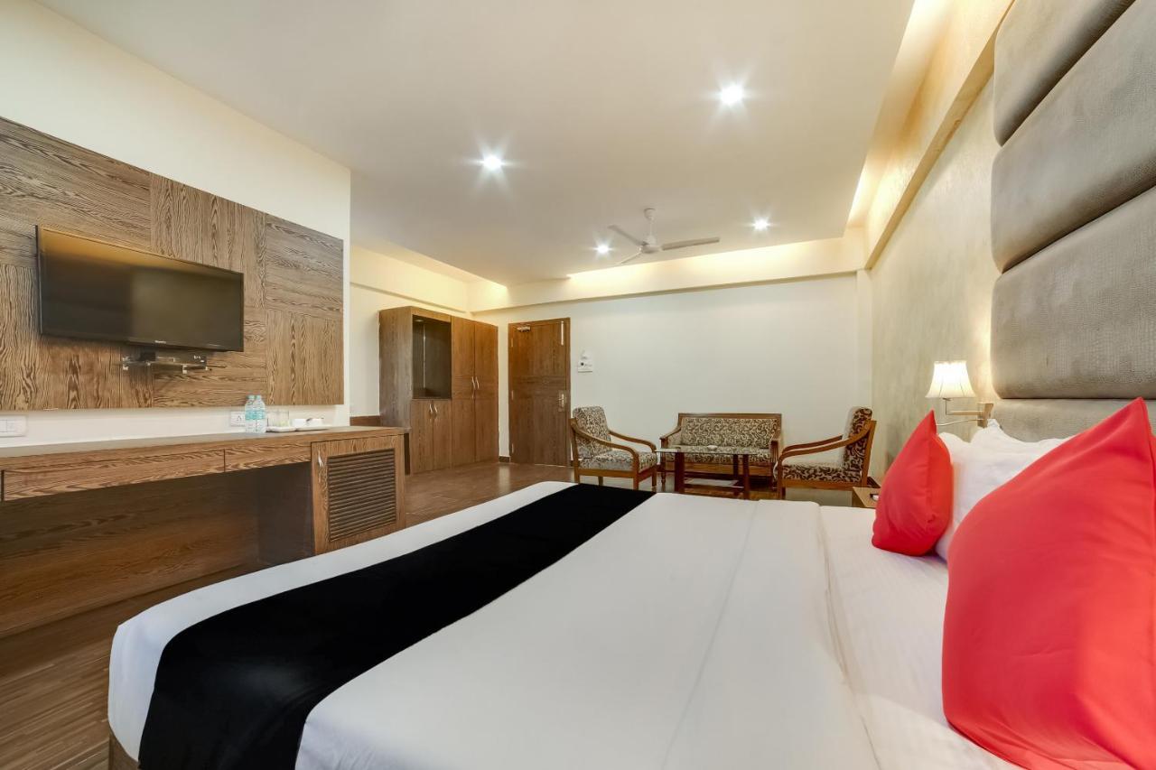 Capital O 61351 Waii International Hotel Bhalukpung Eksteriør billede