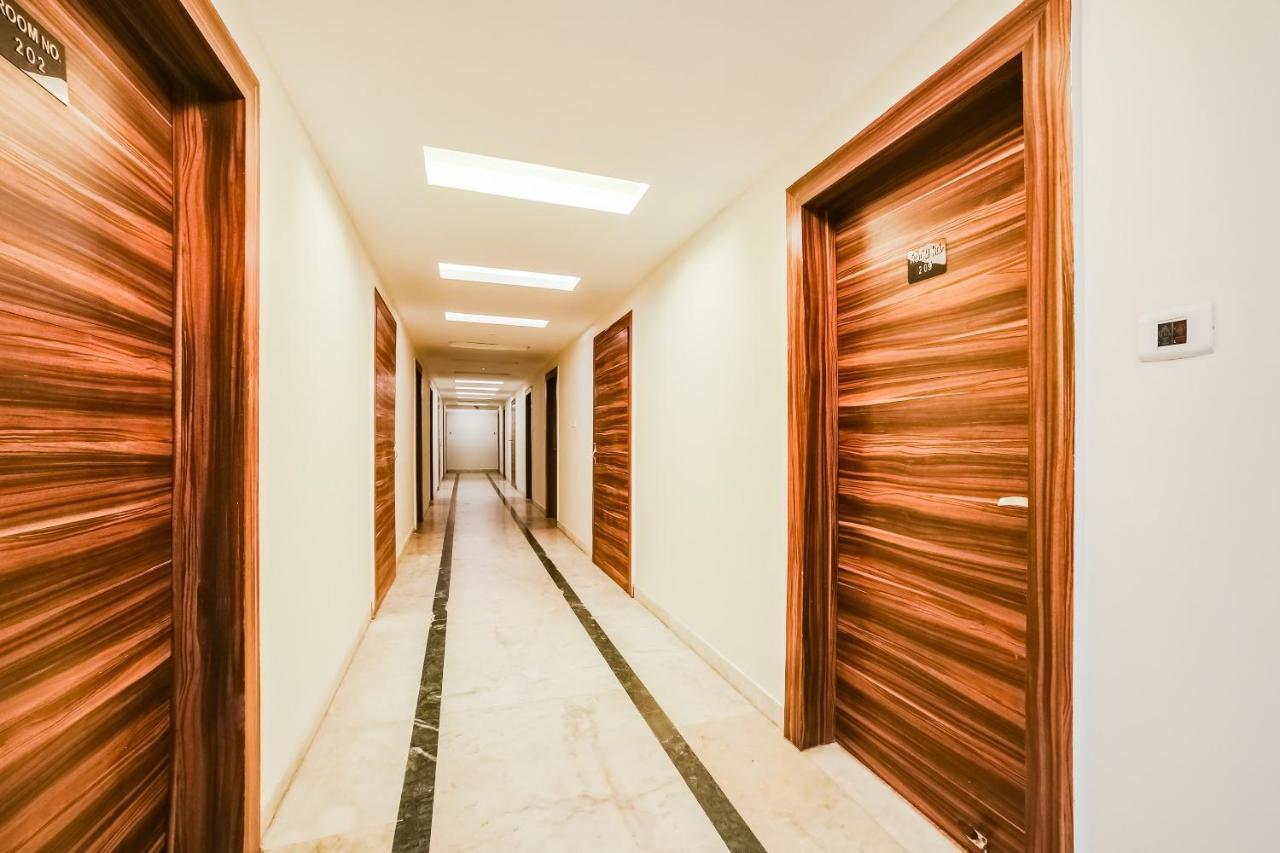 Capital O 61351 Waii International Hotel Bhalukpung Eksteriør billede