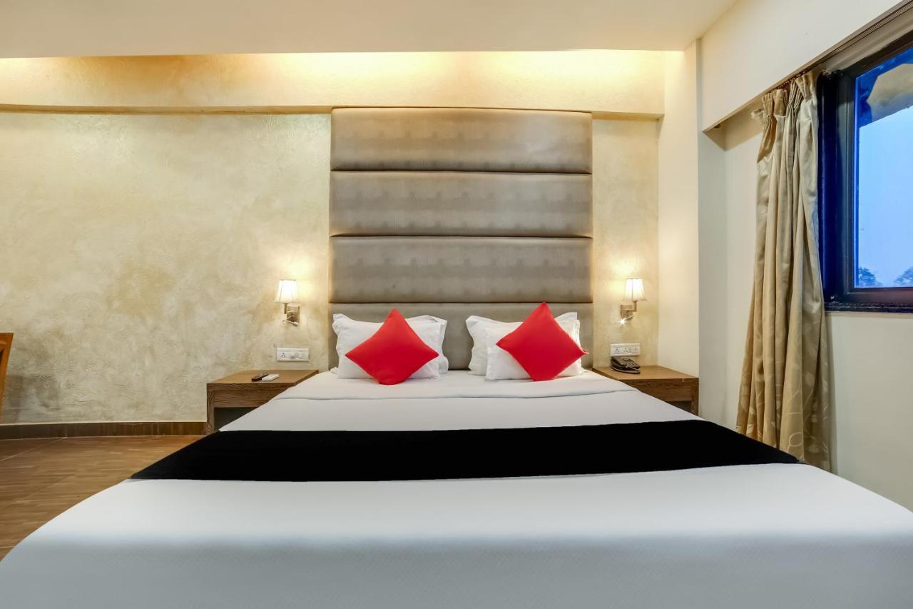 Capital O 61351 Waii International Hotel Bhalukpung Eksteriør billede